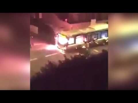 Неизвестные с криками «Аллах акбар» подожгли автобус в Париже 