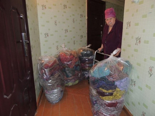 Колымская бабушка связала 300 пар теплых носков для пострадавших от наводнения  