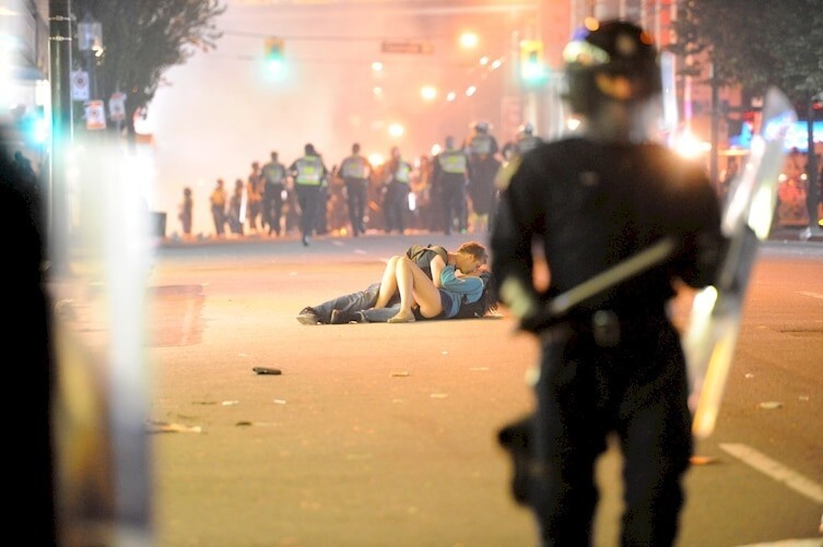 5. Целующаяся парочка во время уличных беспорядков в Ванкувере