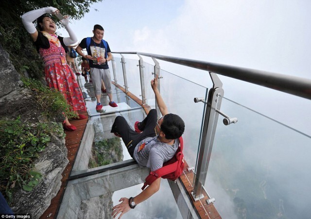 Первый стеклянный мост в горах национального лесного парка Чжанцзяцзе открылся в ноябре 2011 года и с тех пор неизменно притягивает туристов, желающих попробовать, каково это — ходить по самому краю пропасти. Толщина стеклянного пола тогда составляла