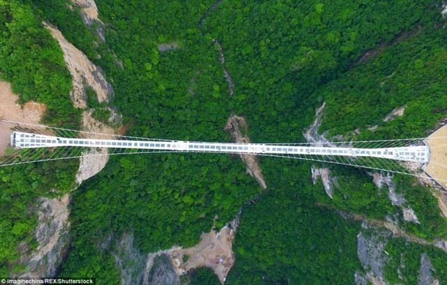 Стеклянный мост на высоте 300 метров над каньоном Чжанцзяцзе в провинции Хунань должен был открыться в июле 2016 года. Его длина — 430 метров, высота — около 300 метров. 