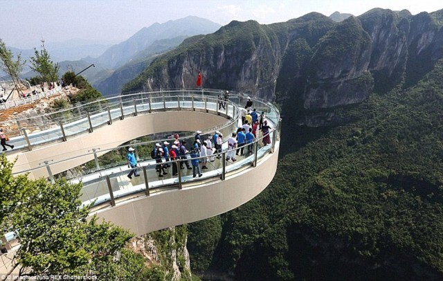 Стеклянная смотровая площадка Юньдуань расположена на высоте более 700 метров над землей. Она открылась летом 2015 года. 