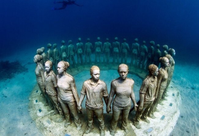 Уникальные скульптуры в морях и океанах