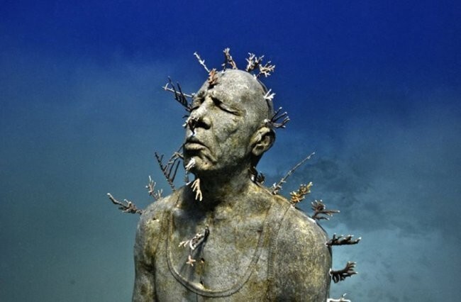 Уникальные скульптуры в морях и океанах