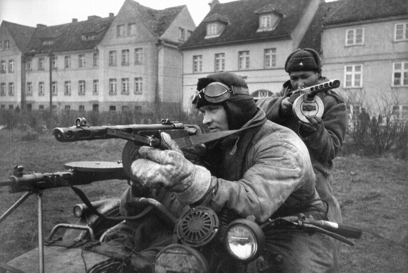 Советские автоматчики на мотоцикле «Харлей-Дэвидсон» WLA-42 в одном из населенных пунктов Германии