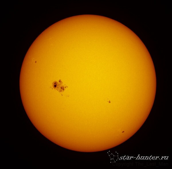 Солнце с пятнами при наблюдении через телескоп с апертурным солнечным фильтром