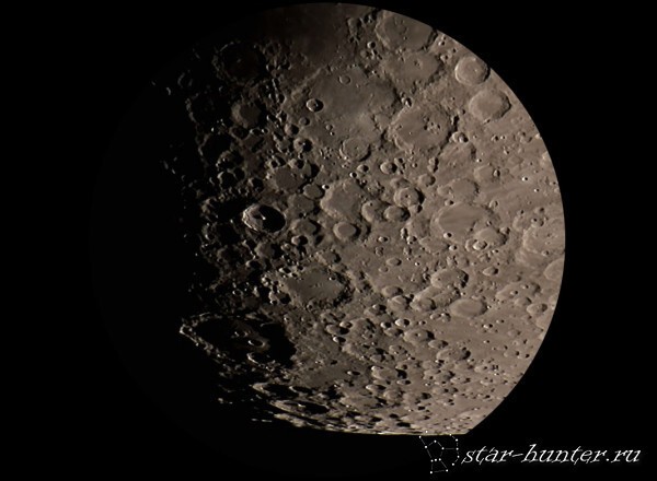 Примерный вид Луны через телескоп с большим увеличением.