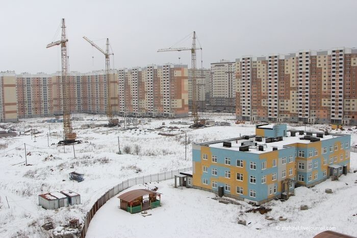 Вид из окна на нежилой комплекс «Южное Домодедово».