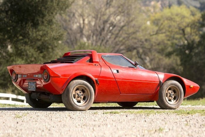 Как и остальные дорожные Stratos, автомобиль оснащен 2,4-литровым мотором V6 разработки Ferrari и дисковыми тормозами по кругу. Дизайн — от знаменитой итальянской студии Bertone.
