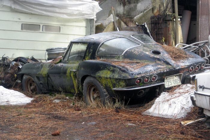Найденный позже владелец (вероятно, единственный в истории машины) сообщил, что использовал спорткар на протяжении 12 лет. Однако c 1975 года поставил его на «хранение» – бросил на улице.