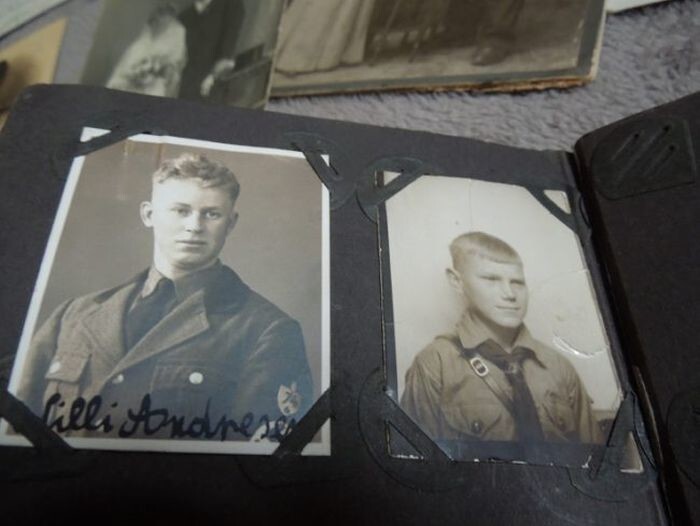 Также здесь были фото двух бойцов Гитлерюгенд. 