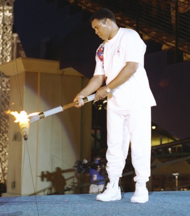 Мохаммед Али зажег Олимпийский огонь!