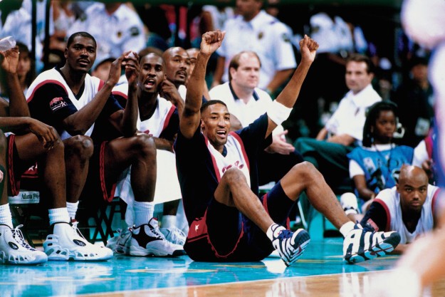 Американская баскетбольная команда, составленная из игроков НБА и названная "Дрим-тим-2" выиграла золото Олимпийского турнира со счетом 8:0