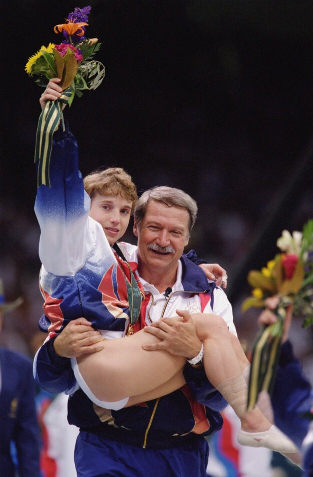 А американская гимнастка Керри Страг выступила в финальном упражнении несмотря на серьезную травму голеностопа...