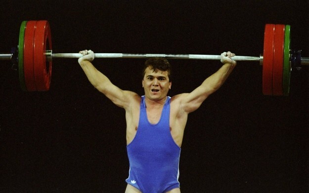 Турецкий тяжелоатлет Наим Сулейманоглу стал первым представителем своего вида спорта, выигравшим три золотые олимпийские медали