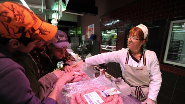  Французские власти обязали владельцев халяльного супермаркета продавать вино и свинину