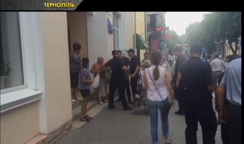 Злостная продавщица петрушки покусала полицейского в Тернополе