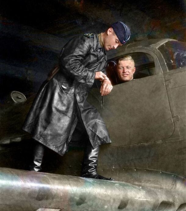 Капитан Александр Пронин и майор Сергей Бухтеев (в кабине) перед вылетом, 1943 год