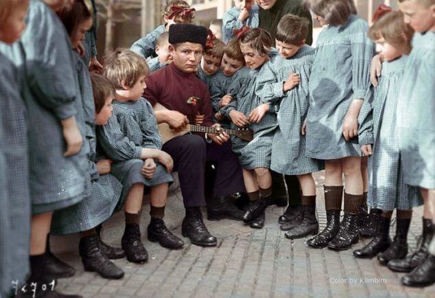 Мужчина и советские дети, 1940 год