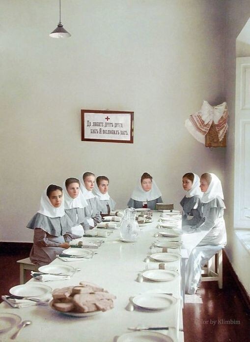 Сестры милосердия в столовой, 1900-е