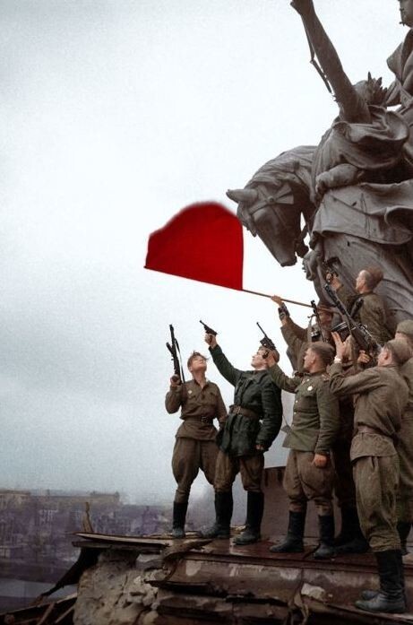Советские солдаты в Берлине, 1945 год