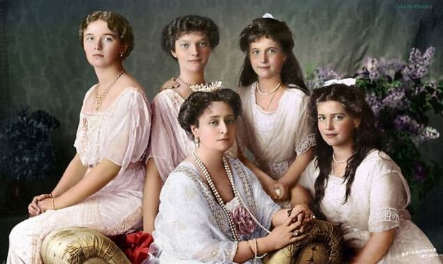Царица Александра Федоровна с дочерьми, 1913 год