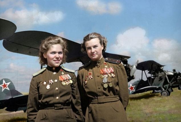 Советские летчицы из женского 46-го гвардейского ночного бомбардировочного авиаполка, Герои Советского Союза Руфина Гашева (слева) и Наталья Меклин