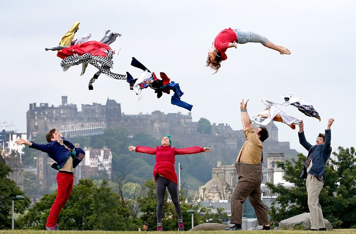 Участники международного фестиваля искусств в Эдинбурге. Шотландия.