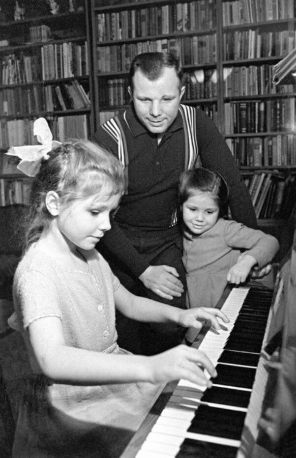 Юрий Гагарин вместе с дочерьми Галей и Леной