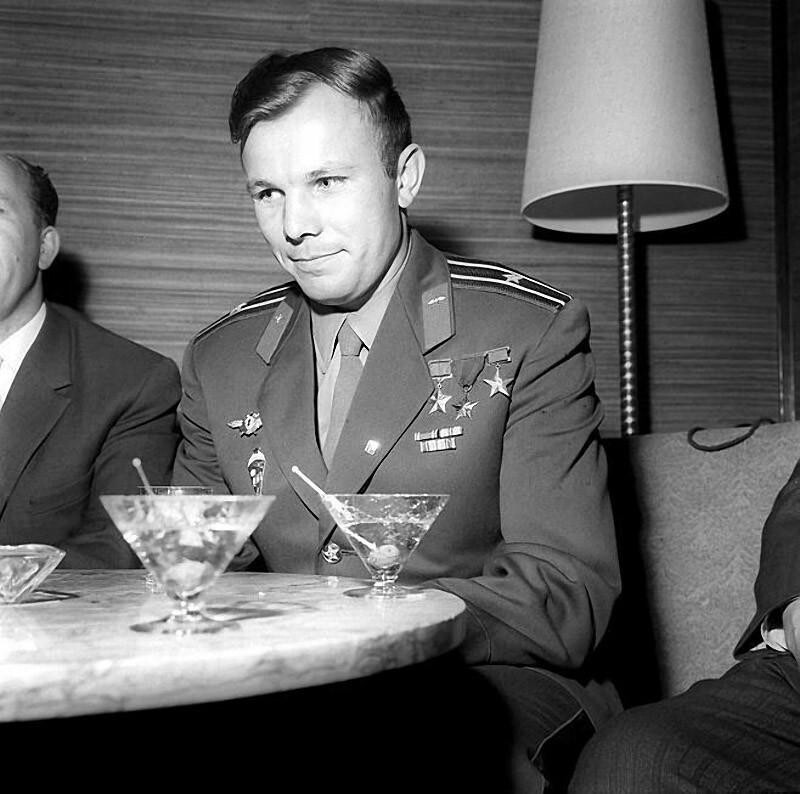 В загранпоездке. После своего полета Гагарин посетил несколько десятков стран