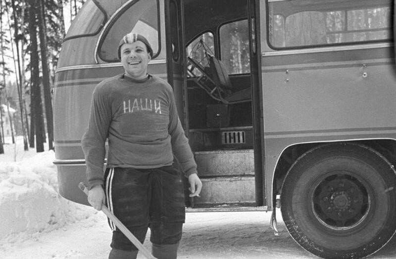 Капитан хоккейной команды космонавтов «Наши» Юрий Гагарин. 1963 год
