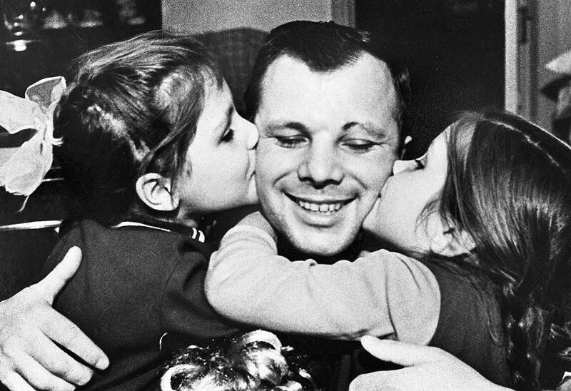 Юрий Гагарин вместе с дочерьми
