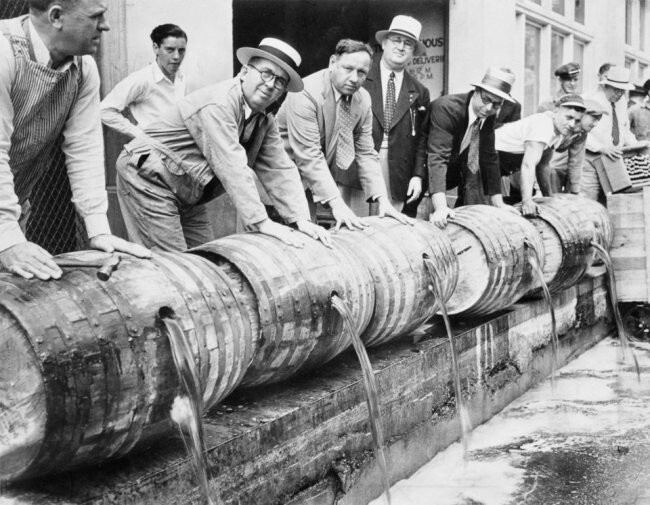 Как расправлялись с выпивкой 20-30-е годы в США