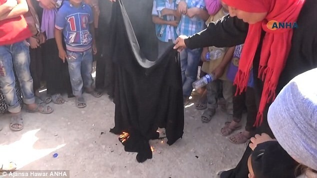 Свобода! Сирийки сжигают паранджи, празднуя освобождение города