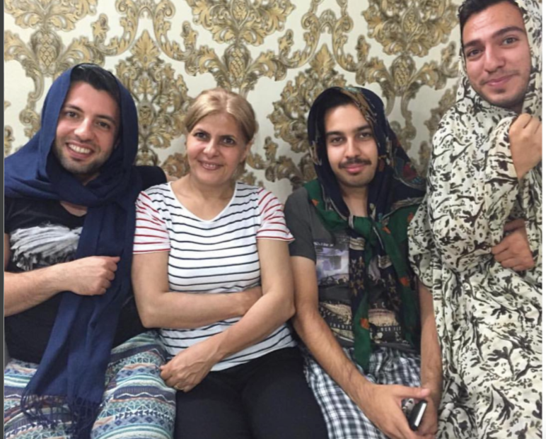 Иранские мужчины надевают хиджабы своих жен и матерей