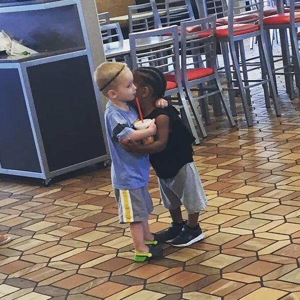 Два совершенно незнакомых ребенка обнимаются в ресторане быстрого питания – просто потому что могут