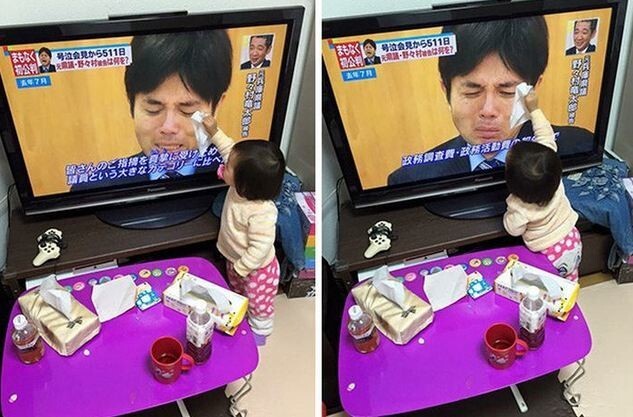 Девочка пытается вытереть слезы японского политика