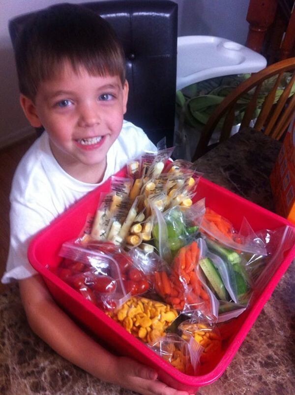 Мальчик попросил маму приготовить ланчи для одноклассников, которым нечего есть на перемене
