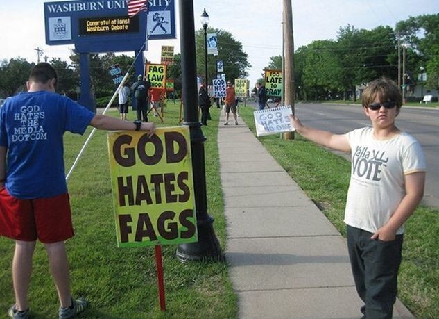 9-летний мальчик вышел с протестом против Баптистской церкви Вестборо  «Бог ненавидит п***ов», «Бог не ненавидит»