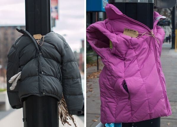 В Канаде дети привязали теплые куртки к столбам, чтобы помочь бездомным подготовиться к зиме