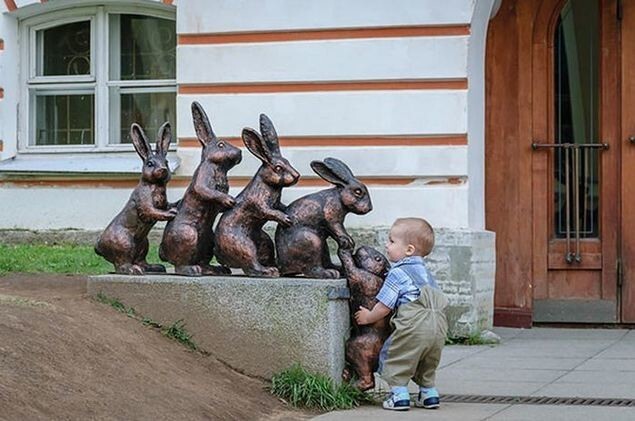  Мальчик помогает статуе зайца забраться к остальным