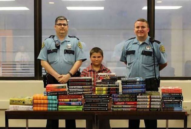 9-летний мальчик все лето копил деньги, чтобы купить книги для местной тюрьмы