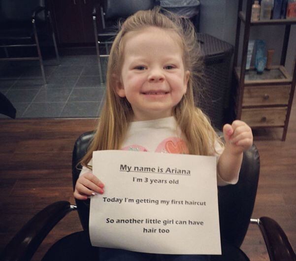 3-летняя малышка увидела девочку, потерявшую волосы в результате химиотерапии, и решила поделиться с ней своими