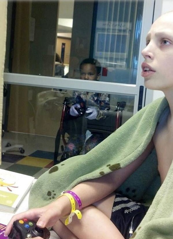  Маленький мальчик играет в видеоигры с другом, который находится в больнице на карантине