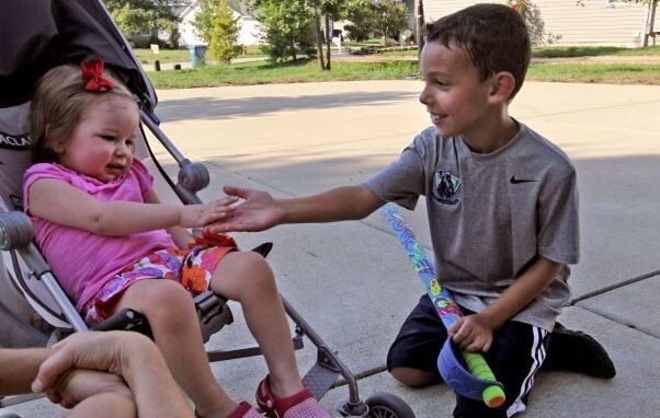8-летний мальчик выиграл $1000 долларов и пожертвовал их маленькой соседке, которая сражается с лейкемией