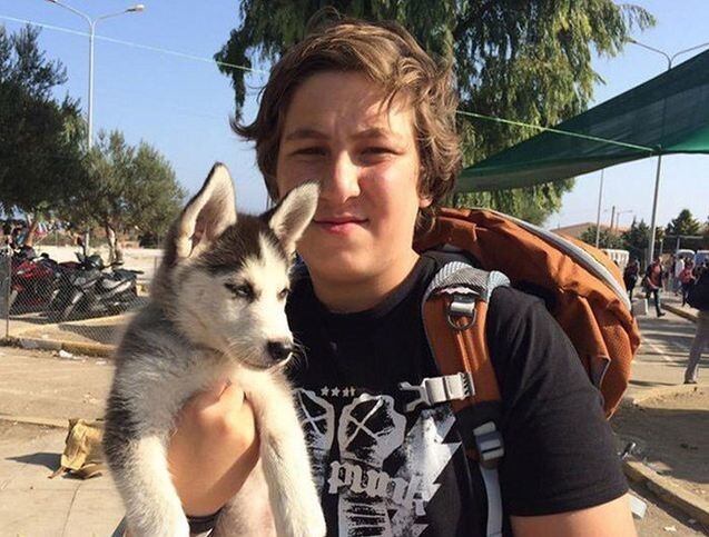 17-летний беженец из Сирии нес своего щенка 500 км до Греции