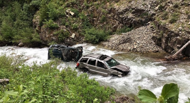 Два Джипа оказались в реке после падения с обрыва
