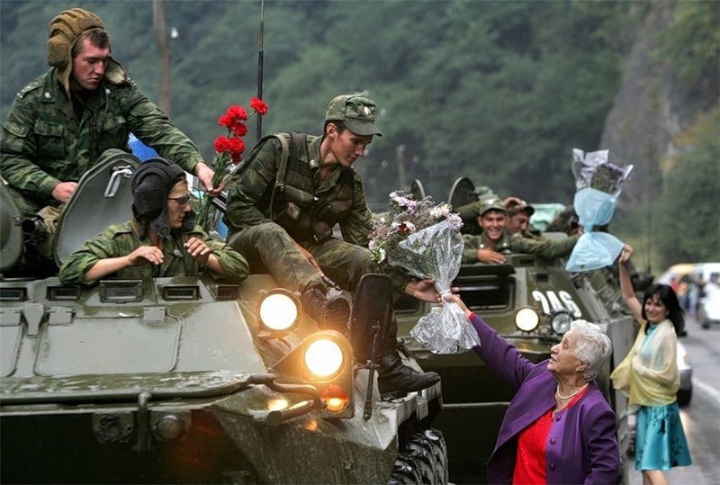  потери грузинской армии были официально озвучены в 2008 году и составили в живой силе 170 военнослужащих и 14 полицейских, ранены до 2 тысяч человек, отмечает ЦАСТ