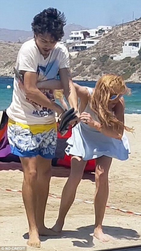 Голливудская актриса и ее русский жених устроили потасовку на пляже