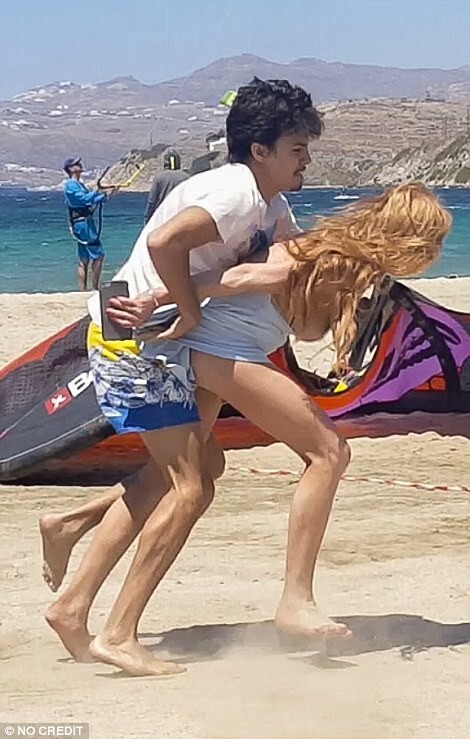 Голливудская актриса и ее русский жених устроили потасовку на пляже